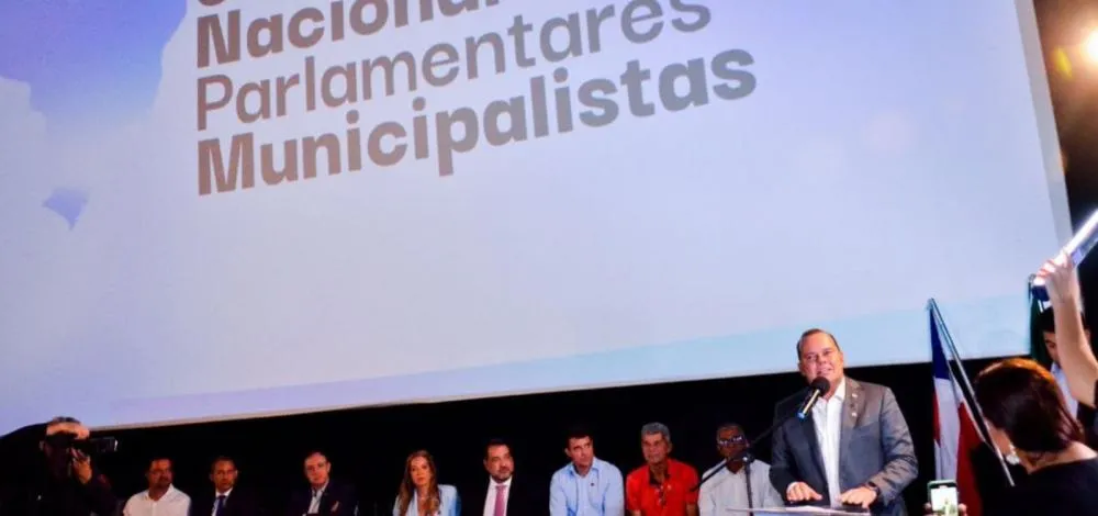 Geraldo Júnior defende fortalecimento do municipalismo em encontro de vereadores na Bahia
