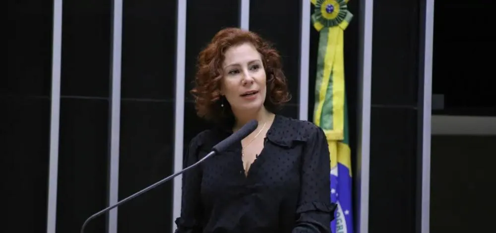 Moraes revoga bloqueio de perfis de Carla Zambelli