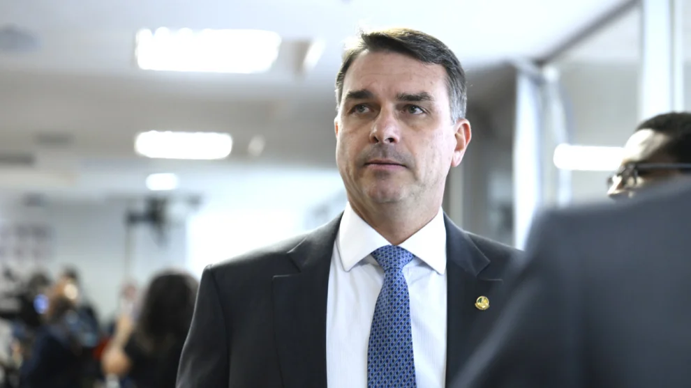 PT aciona TSE contra Flávio e Carlos Bolsonaro por campanha antecipada