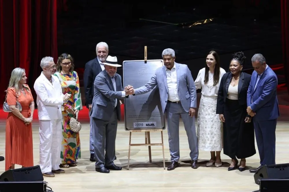 Teatro Castro Alves reabre após reforma com presença de Lula e show de Gilberto Gil