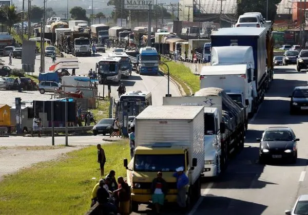 Caminhoneiros iniciam greve nacional nesta segunda-feira (13)
