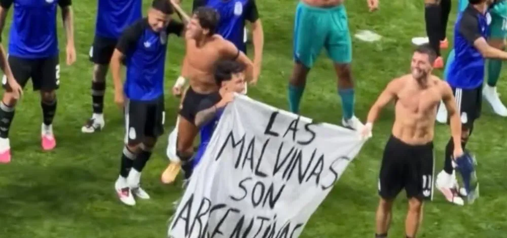 Reino Unido pede investigação após jogadores argentinos exibirem faixa escrito “As Malvinas são argentinas”