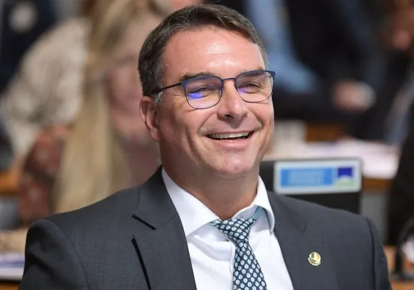 Entenda por que Flávio Bolsonaro pediu desculpas a Michelle