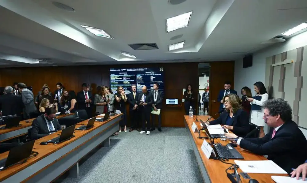 Comissão aprova fim da ‘taxa das blusinhas’ em compras de US$ 50