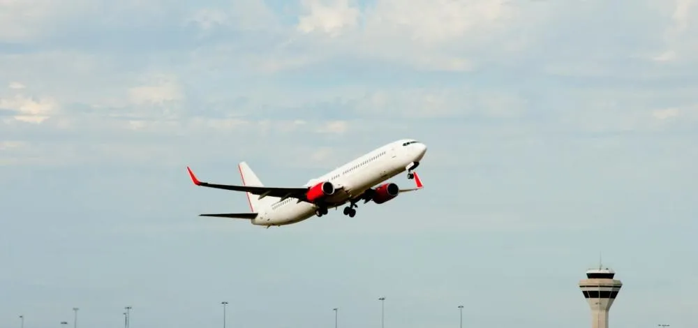 Piloto é esfaqueado em briga a bordo e avião com destino a Israel desvia rota