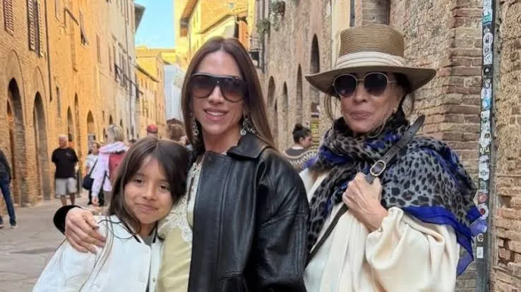 Patrícia Abravanel aparece sem aliança durante viagem à Itália