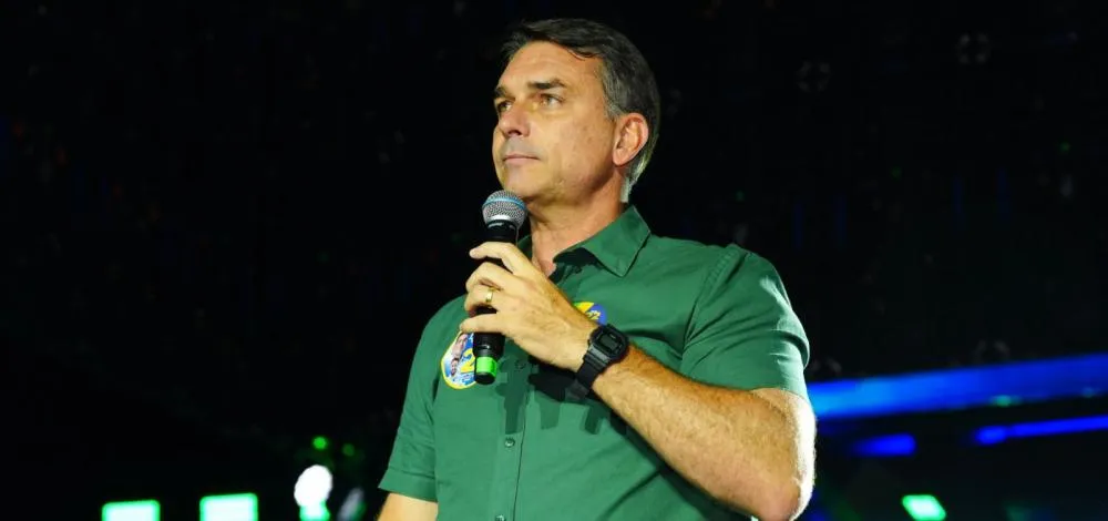 Flávio Bolsonaro deixa o Brasil com esposa e filhas e deve pedir asilo político nos EUA