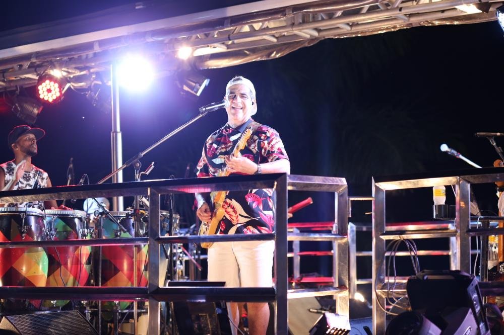 Durval Lelys relembra sucessos do Asa de Água na avenida 