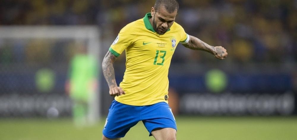 Daniel Alves é eleito o melhor jogador da Copa América