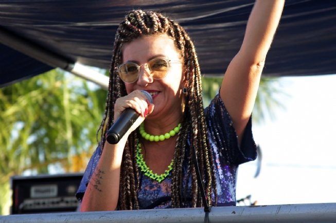 Márcia Porto entoa grito de respeito às mulheres na Micareta 2019