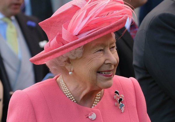 Rainha Elizabeth II define data para abdicar do trono