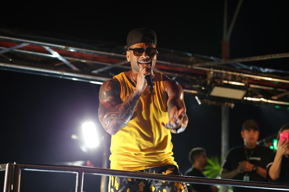 Com muito pagode, Parangolé arrasta multidão no último dia de Micareta