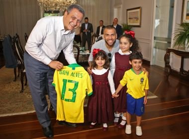 Rui recebe Dani Alves e ganha camisa usada pelo lateral na final da Copa América