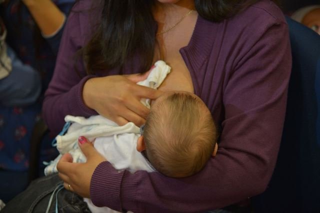 Câmara aprova direito de mãe amamentar filho durante concurso público