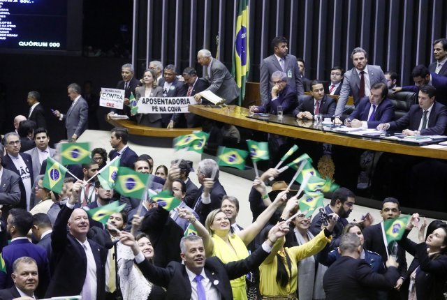 Câmara aprova em primeiro turno por 379 votos a 131 o texto-base da PEC da Previdência