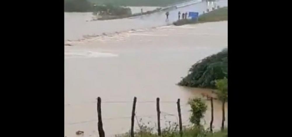 Barragem se rompe e inunda povoado em Pedro Alexandre; veja vídeo