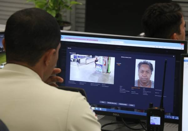 Reconhecimento facial: Suspeita de tráfico é presa após ser flagrada por sistema