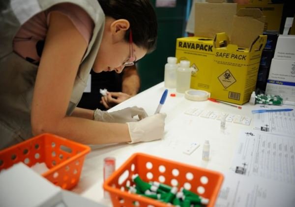 Testes gratuitos de hepatite B e C são realizados na capital baiana