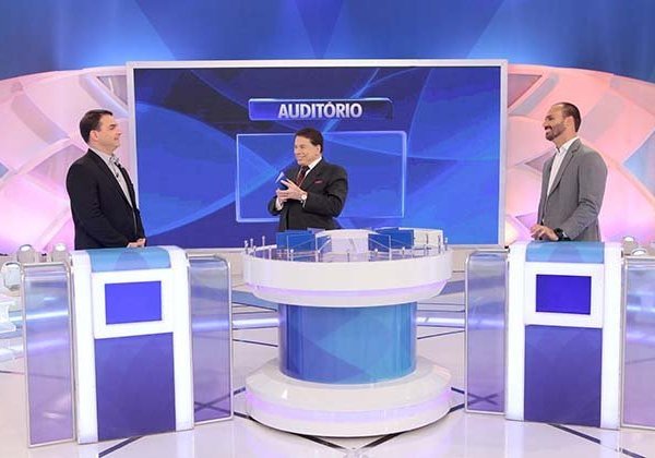 Filho de Bolsonaro comete gafe durante participação em quadro no Sílvio Santos
