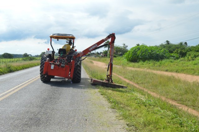 Prefeitura realiza roçagem e limpeza às margens da BA-502 Feira/São Gonçalo