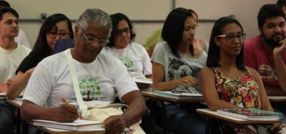 Universidade baiana oferta vagas de graduação a maiores de 45 anos