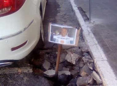 Alagoinhas: População coloca fotos do prefeito em buracos