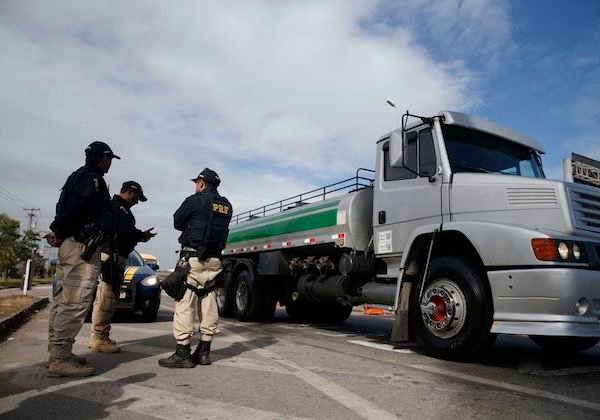 Caminhoneiros se mobilizam em grupos de WhatsApp por paralisação na segunda (22)