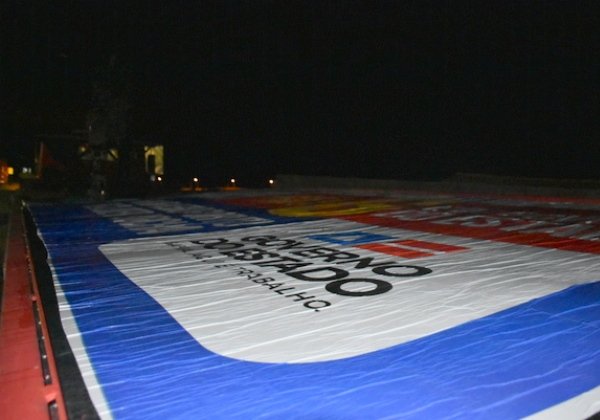 Outdoors do governo estadual são retirados de aeroporto