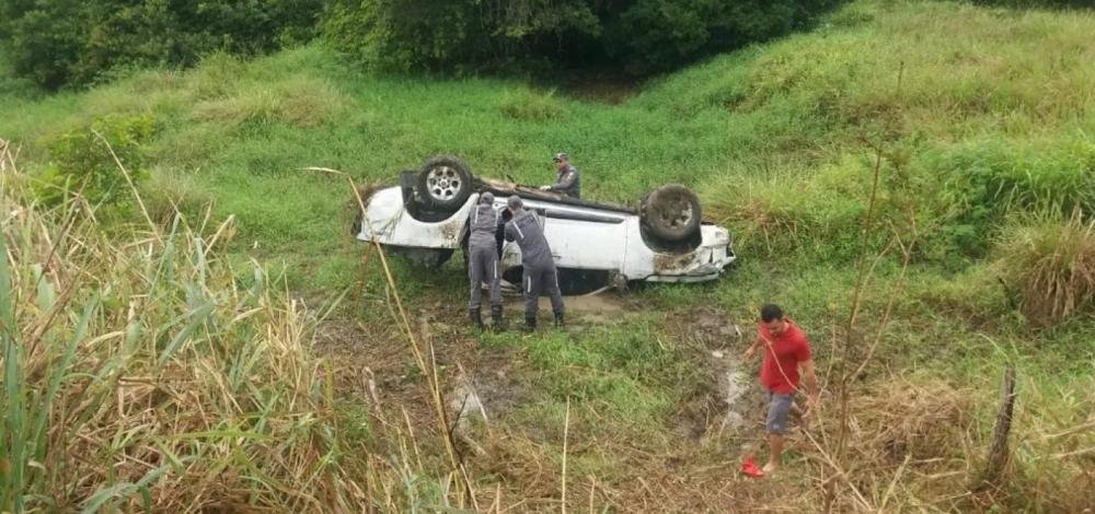 Três pessoas da mesma família morrem em acidente de carro na BR-101
