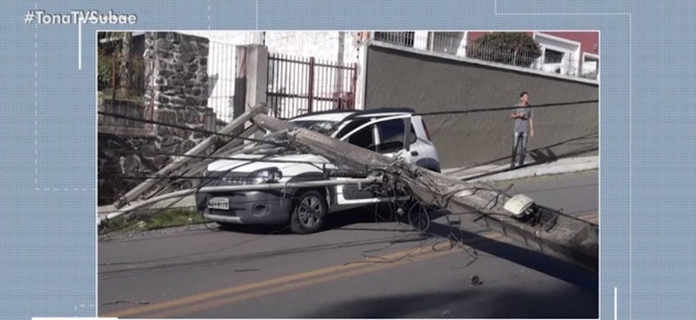Poste cai em cima de carro em São Gonçalo dos Campos