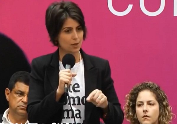 Manuela admite ter passado contato de Greenwald para hacker