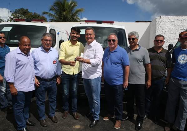 Rui entrega ambulâncias a municípios do sul da Bahia