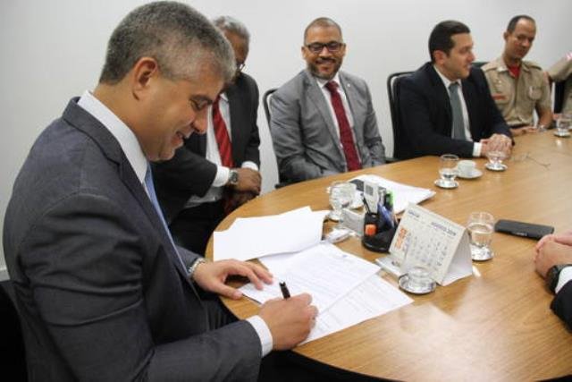 SSP-BA assina contrato para aquisição de mais de 10 mil pistolas Glocks