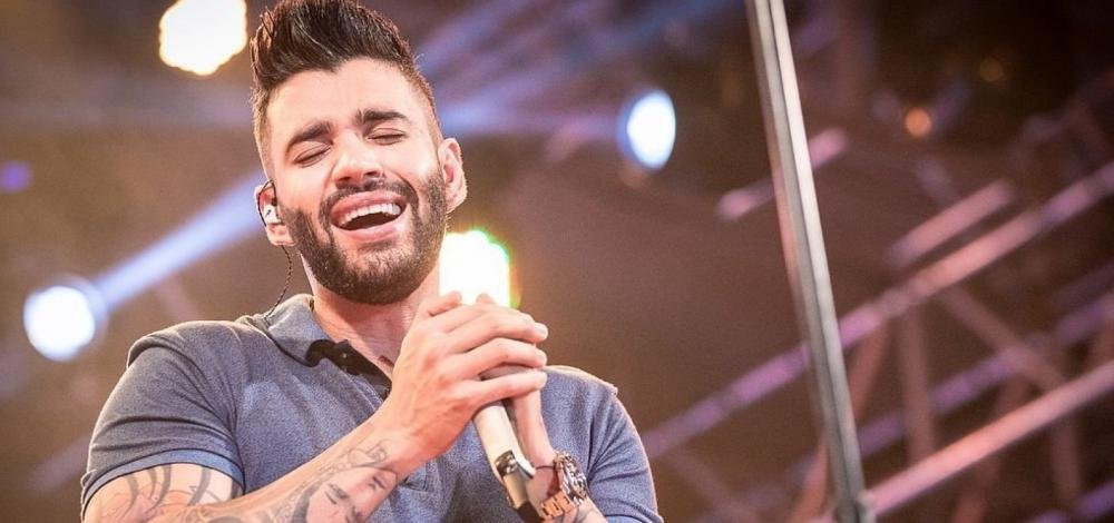 Gusttavo Lima é atingido por copo no rosto durante show em Barreiras