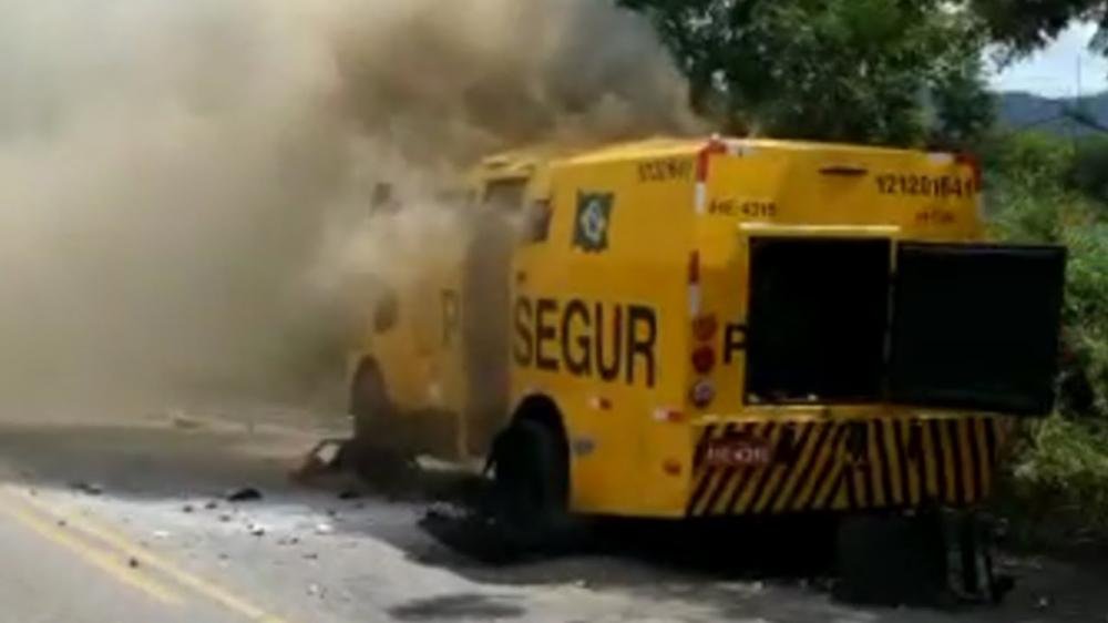 Vídeo: Assaltantes fortemente armados explodem carro-forte no interior da Bahia