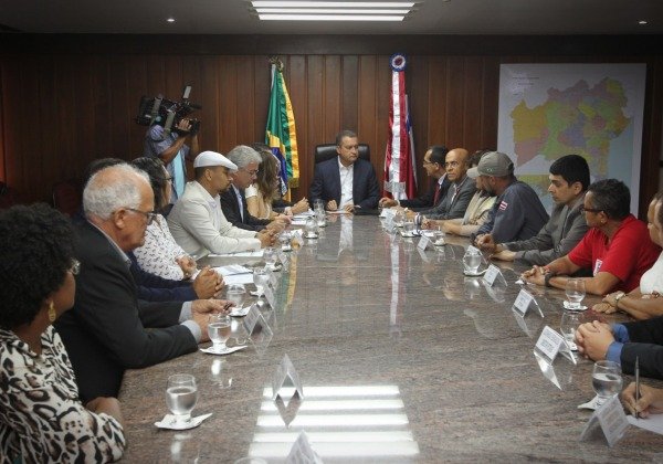 Governo firma acordo que reestrutura salários de mais de 18 mil servidores