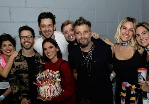 Bruna Marquezine ganha festa surpresa nos bastidores de show de Sandy e Junior