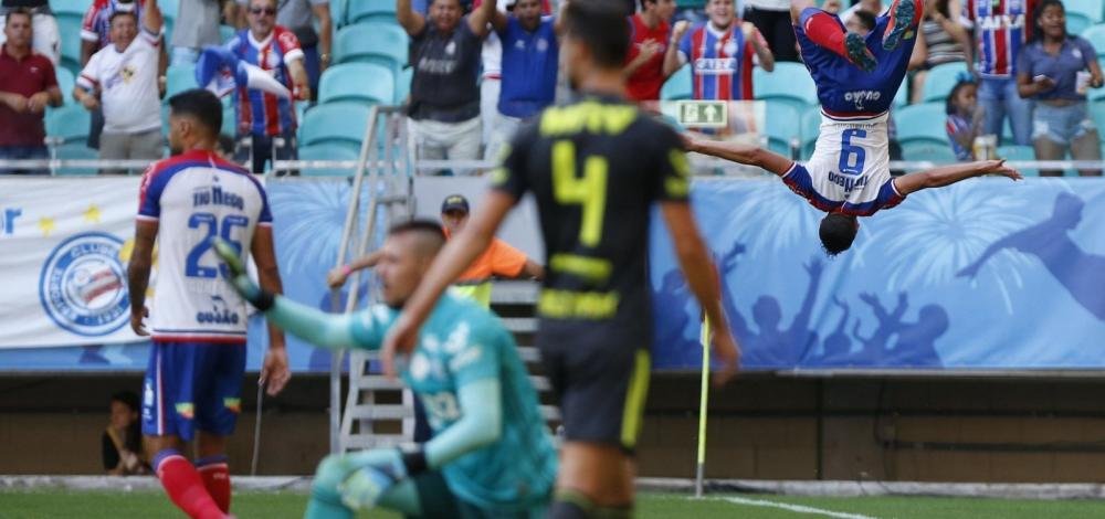 Com três gols de Gilberto, Bahia vence o Flamengo na Fonte Nova