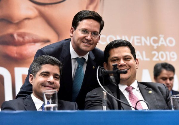 Às vésperas de votações no Senado, Bolsonaro cede ao DEM indicações no Cade