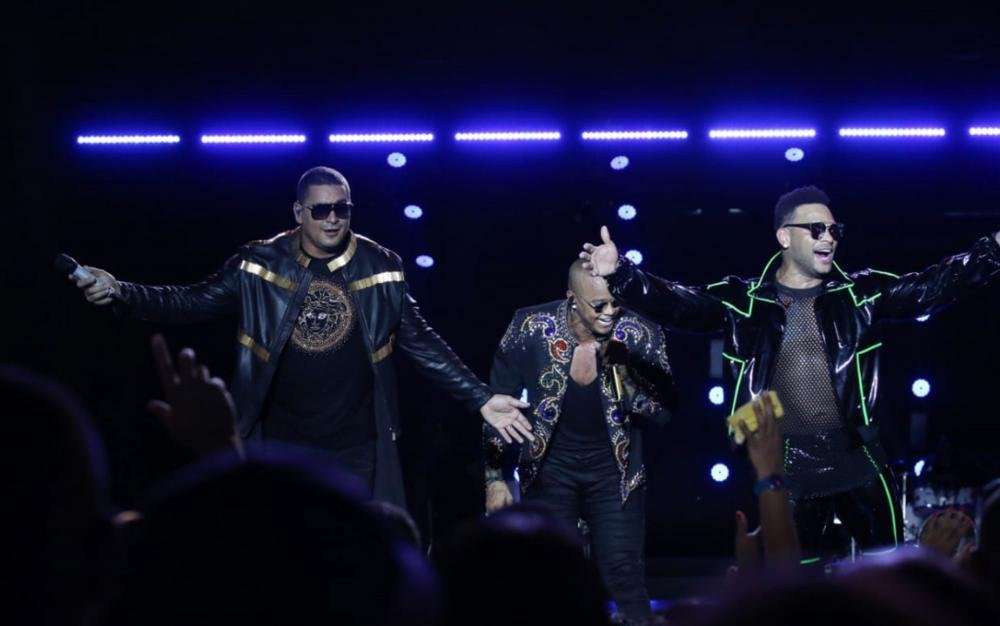 Scheila Carvalho se acaba de dançar com Lore Improta em show de Léo, Xanddy e Tony Salles