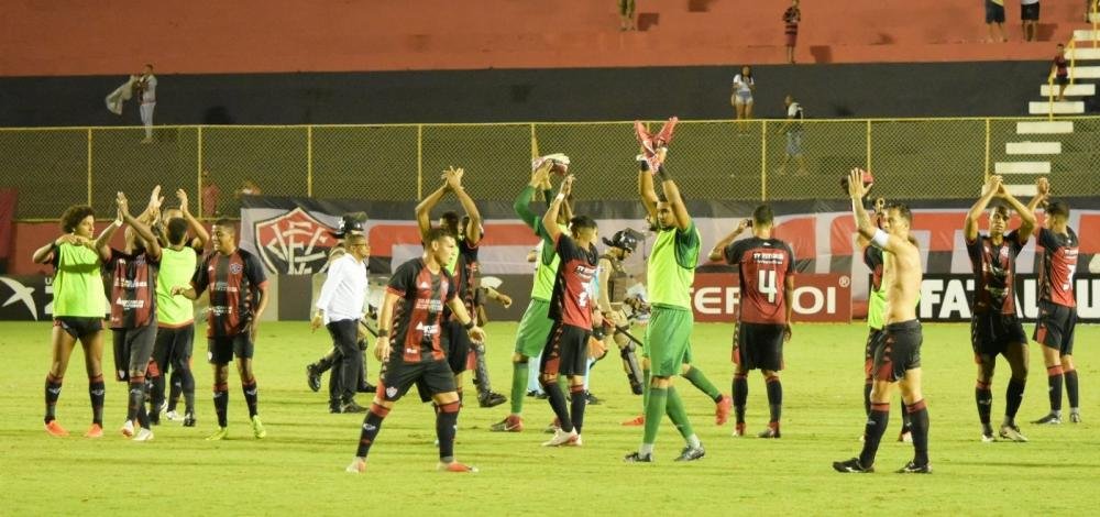 No Barradão, Vitória vence o Paraná e deixa a zona de rebaixamento da Série B