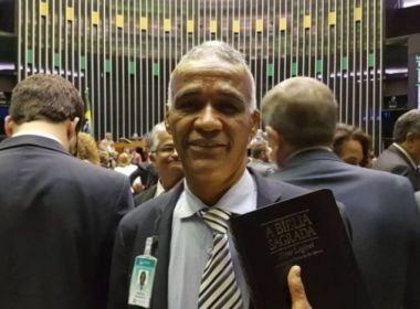 De uma vez, Isidório exonera cinco secretários parlamentares de seu gabinete em Brasília