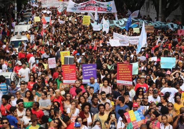 Professores e estudantes fazem greve geral nesta terça
