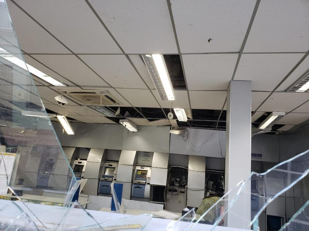 Grupo explode banco em Barreiras; agência ficou destruída