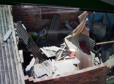 Casa desaba e deixa feridos em Itapuã; ao menos duas pessoas ficam feridas