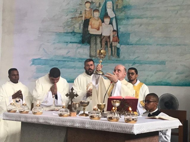 Devotos lotam santuário de Irmã Dulce em dia de homenagem à beata baiana