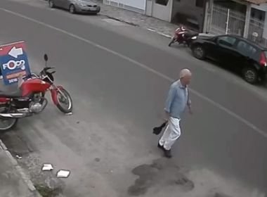 Feira: Idoso de 83 anos sofre traumatismo craniano após ser agredido; vídeo mostra ação