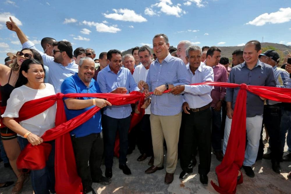 Em Correntina, Rui inaugura CAPS e entrega viaturas para 16 cidades da região