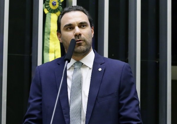 Presidente do PSDB baiano vê com preocupação expulsão de Aécio antes de condenação