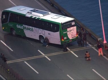 Homem armado faz reféns em ônibus na Ponte Rio-Niterói